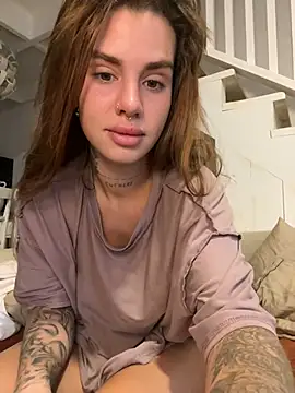 Snapshot of EmiliaCatalina chatting on December 20, 2024, 5:51 pm EmiliaCatalina online show from December 20, 2024, 5:51 pm