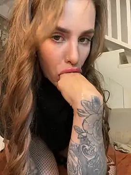 Snapshot of EmiliaCatalina chatting on December 20, 2024, 10:00 pm EmiliaCatalina online show from December 20, 2024, 10:00 pm