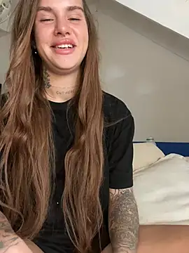 Snapshot of EmiliaCatalina chatting on December 27, 2024, 6:42 pm EmiliaCatalina online show from December 27, 2024, 6:42 pm