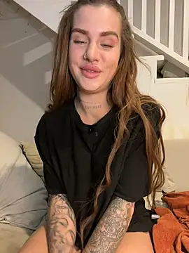 Snapshot of EmiliaCatalina chatting on December 27, 2024, 10:16 pm EmiliaCatalina online show from December 27, 2024, 10:16 pm