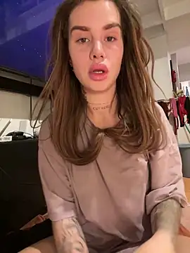 Snapshot of EmiliaCatalina chatting on March 13, 2025, 1:32 am EmiliaCatalina online show from March 13, 2025, 1:32 am