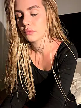 Snapshot of EmiliaCatalina chatting on September 13, 2025, 1:27 am EmiliaCatalina online show from September 13, 2025, 1:27 am