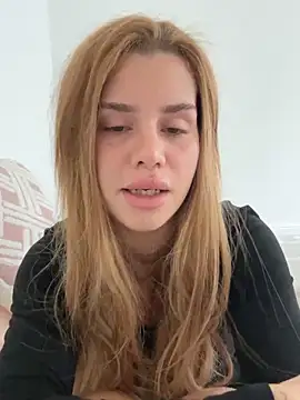 Snapshot of EmiliaCatalina chatting on September 28, 2025, 8:03 pm EmiliaCatalina online show from September 28, 2025, 8:03 pm