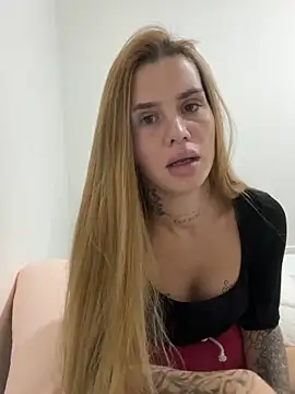 Snapshot of EmiliaCatalina chatting on September 30, 2025, 12:04 am EmiliaCatalina online show from September 30, 2025, 12:04 am