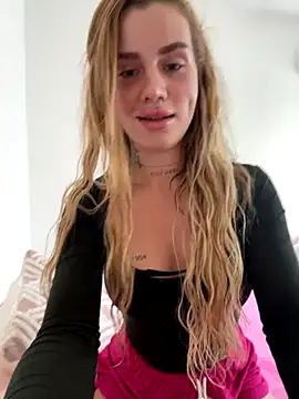 Snapshot of EmiliaCatalina chatting on October 9, 2025, 7:56 pm EmiliaCatalina online show from October 9, 2025, 7:56 pm