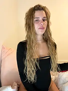 Snapshot of EmiliaCatalina chatting on October 15, 2025, 11:27 pm EmiliaCatalina online show from October 15, 2025, 11:27 pm