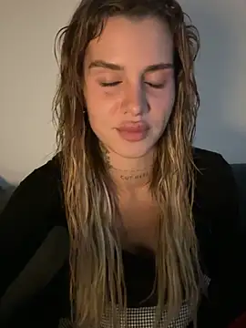 EmiliaCatalina online show from February 3, 2026, 11:43 pm