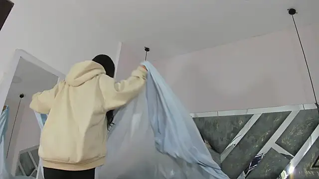 victoria cooper3 online show from December 5, 2025, 10:02 am