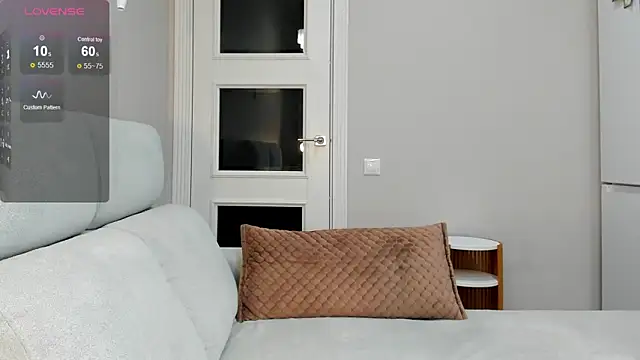 LunAnna online show from March 11, 2025, 3:56 pm