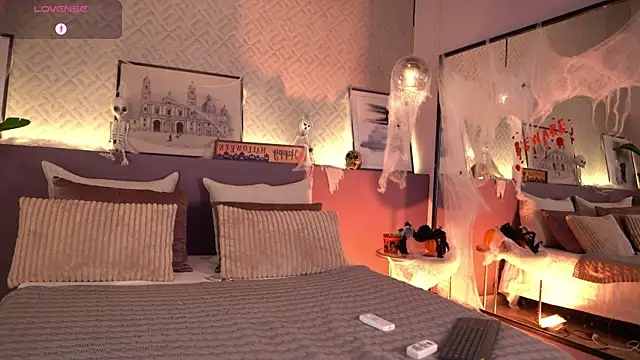 Snapshot of ElleDiane chatting on October 23, 2025, 11:46 pm ElleDiane online show from October 23, 2025, 11:46 pm