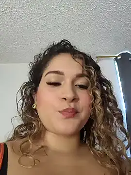 Sara smiiith211 online show from November 30, 2025, 6:56 pm