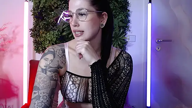 KiraKane1 online show from February 5, 2025, 11:12 am