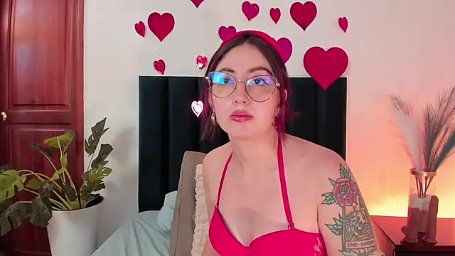 Snapshot of Emilywatsonn chatting on February 14, 2025, 2:44 pm Emilywatsonn online show from February 14, 2025, 2:44 pm