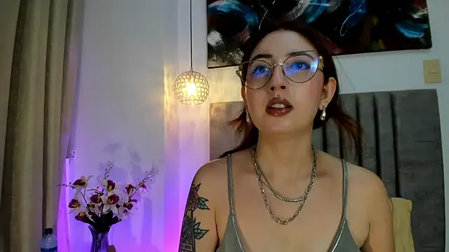 Snapshot of Emilywatsonn chatting on October 22, 2025, 12:33 am Emilywatsonn online show from October 22, 2025, 12:33 am
