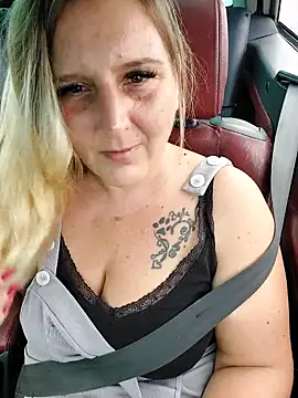 BecciDeluxe online show from September 26, 2025, 12:20 pm