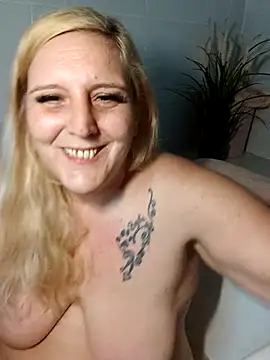 BecciDeluxe online show from January 8, 2026, 6:10 pm