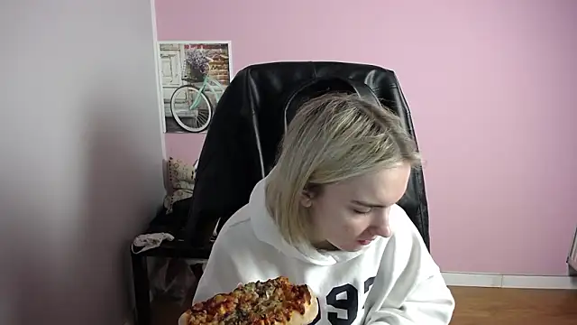 viktoria lovely online show from March 27, 2026, 8:09 am