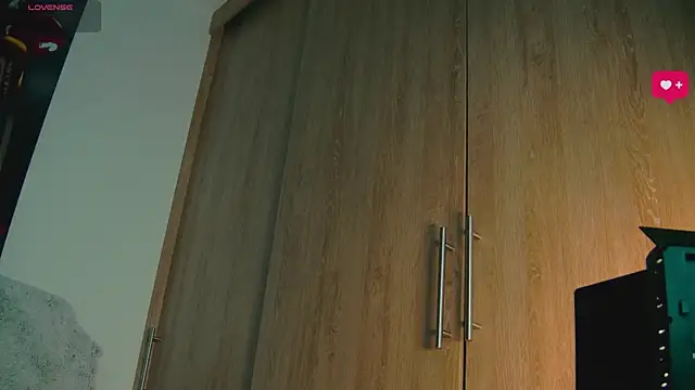 aidaadams online show from October 10, 2025, 10:14 am