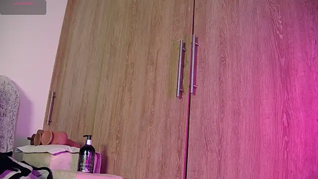 aidaadams online show from November 14, 2025, 12:15 pm