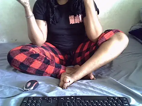 Snapshot of Crystal__Gee chatting on July 6, 2026, 8:33 am Crystal Gee online show from July 6, 2026, 8:33 am