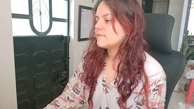 Scarletleon77 online show from May 19, 2026, 2:12 pm