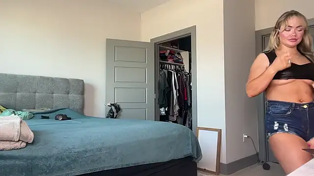 ElenaErickson online show from December 4, 2024, 9:02 pm