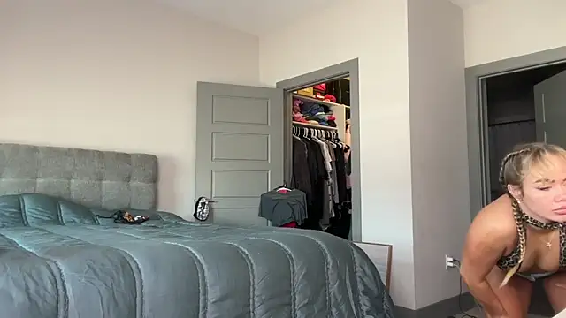 ElenaErickson online show from March 17, 2025, 7:48 pm