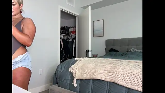 ElenaErickson online show from October 13, 2025, 7:58 pm