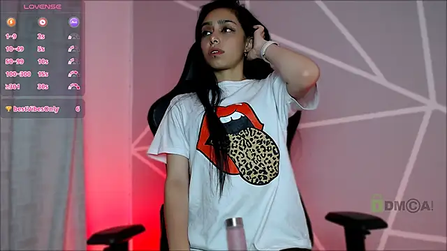 Snapshot of lilylouisee chatting on December 3, 2024, 9:45 pm lilylouisee online show from December 3, 2024, 9:45 pm