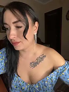 Roxana Bell online show from September 9, 2025, 7:02 pm