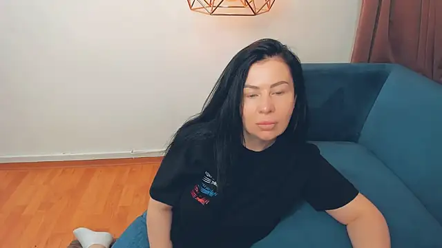 LayaFlow online show from May 15, 2026, 7:04 am