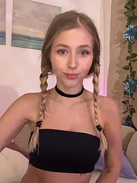 LunaRase online show from February 20, 2025, 2:24 pm