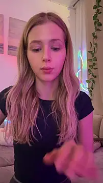 LunaRase online show from October 28, 2025, 3:25 pm