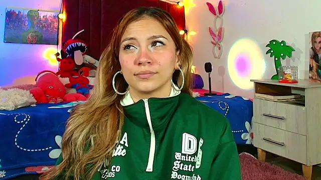 alisson zafiro  online show from September 10, 2025, 3:06 am