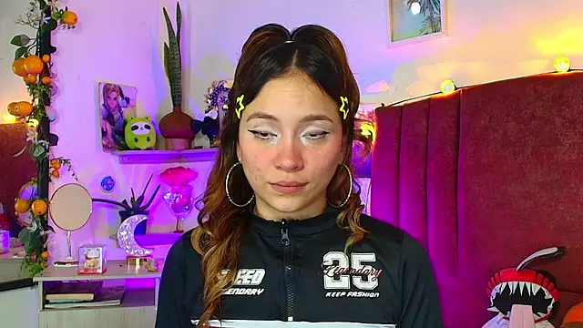 alisson zafiro  online show from April 9, 2026, 12:10 am