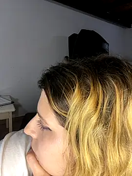 Snapshot of FlorBich chatting on September 19, 2025, 10:10 pm FlorBich online show from September 19, 2025, 10:10 pm