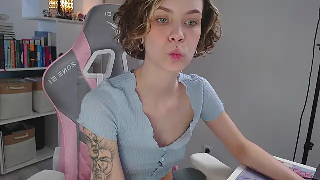 Snapshot of milly_ross chatting on December 20, 2024, 6:40 am milly ross online show from December 20, 2024, 6:40 am