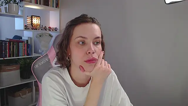 Snapshot of milly_ross chatting on February 14, 2025, 8:10 am milly ross online show from February 14, 2025, 8:10 am