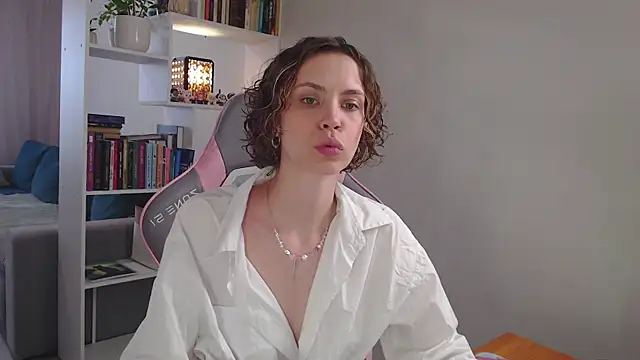 Snapshot of milly_ross chatting on March 18, 2025, 5:52 am milly ross online show from March 18, 2025, 5:52 am