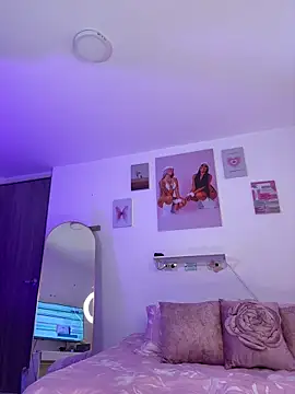 pretty pettite online show from April 1, 2026, 9:45 pm