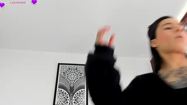 VeronicaTonu online show from February 2, 2026, 6:28 pm