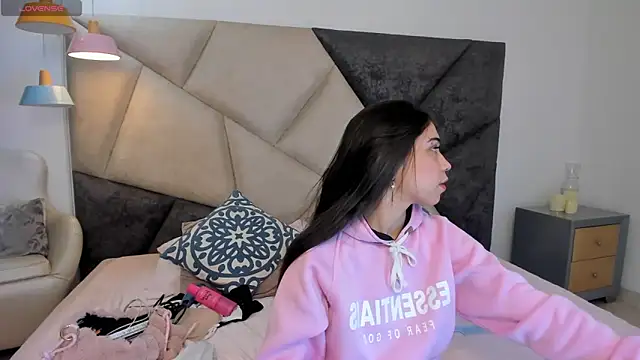 FaloonRoussel online show from October 3, 2025, 6:38 pm