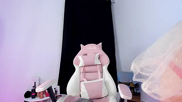 Snapshot of lovely_kitt chatting on February 8, 2025, 12:38 am lovely kitt online show from February 8, 2025, 12:38 am