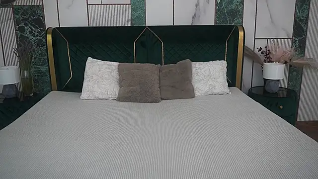 IceDanielles online show from July 18, 2026, 5:44 am