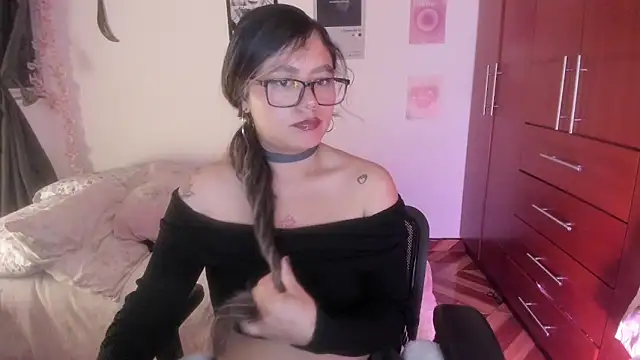 StephaniFox online show from December 19, 2025, 1:45 am