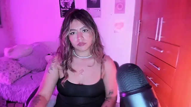 StephaniFox online show from April 18, 2026, 3:32 am