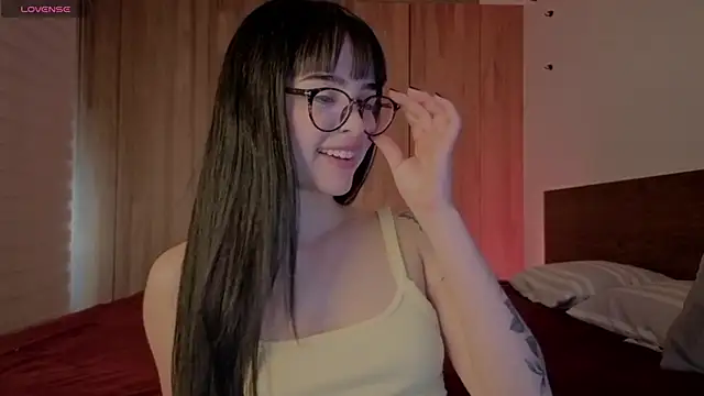 Snapshot of Roxxy_mora chatting on June 17, 2026, 10:21 pm Roxxy mora online show from June 17, 2026, 10:21 pm