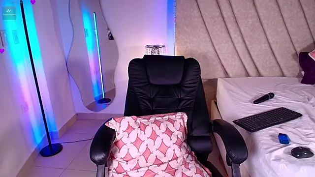 Snapshot of LeahPrada_ chatting on January 2, 2025, 11:16 pm LeahPrada online show from January 2, 2025, 11:16 pm