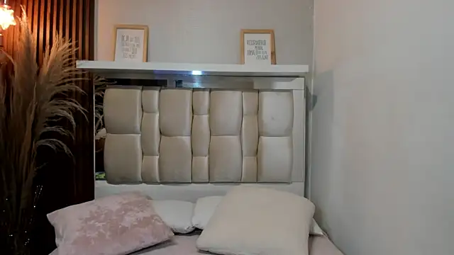 ANTONELLA  ROUSE  online show from January 25, 2025, 1:19 pm