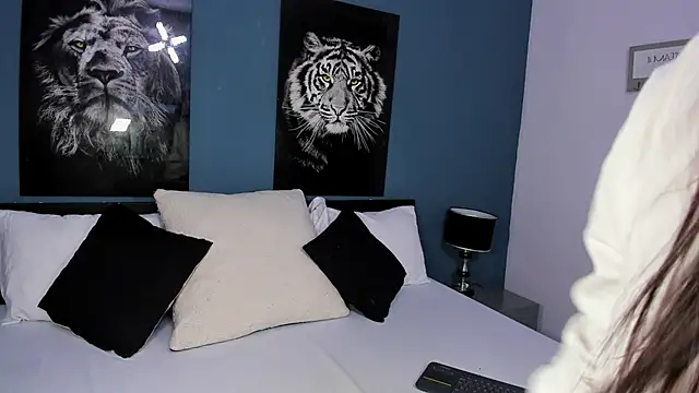 Liana Bernocchi online show from March 6, 2025, 8:27 pm